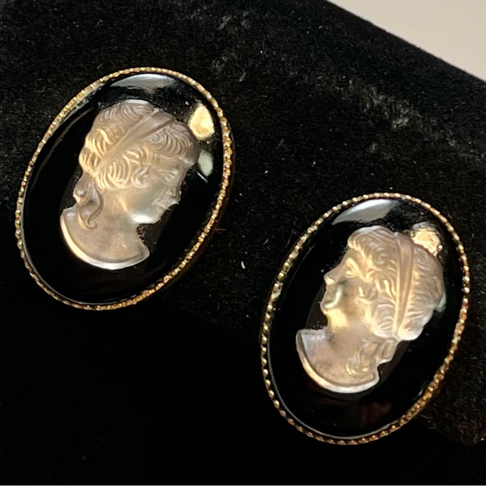 Cameo vintage goldtone black glass white iridescent bust 3/4” earrings clip